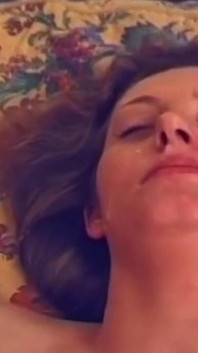 Kręcone włosy MILF pożera pulsujący kutas w niechlujnym obciąganie szaleństwo