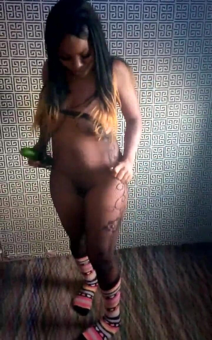 Julietsimeon: Lady skončí s okurkou při čekání, až se její muž vrátí...