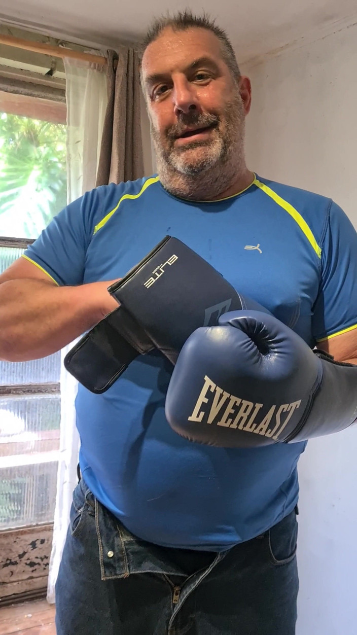 Punchbagplz: Boxer cu tatăl vitreg argint - invitația la studio cu vedere...