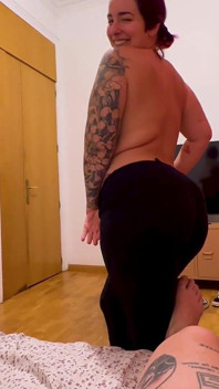 Wifebucket amateurs - cewek cantik bertato dengan toket besar lagi asik ngocok kontol
