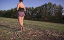 Teasecombo 4K: Fată studentă se plimbă în aer liber și își expune chiloții complet pe...