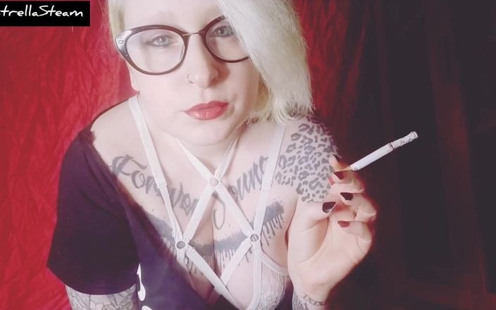 EstrellaSteam: Blonda fumează o țigară în timp ce se uită la tine