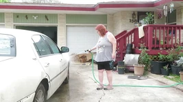 Sexy zralá bbw zrzavá sestřička Vicki si myje auto!