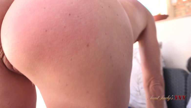 Aunt Judy's XXX: Ibu-ibu semok lagi asik nyepong kontolmu waktu liburan (pov)