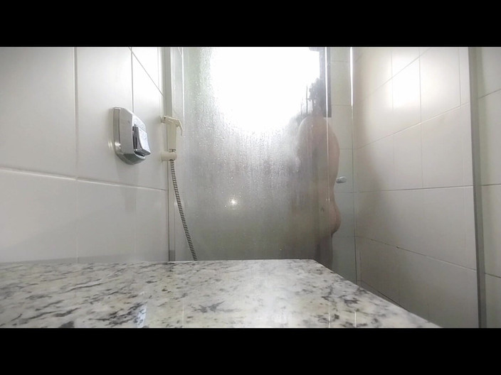 Marcosninfo: 男生们射在我屁股里,我不得不洗澡清理