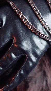 FUR-FETISCH-video: schöne herrin neckt und verführt. ASMR und WICHsanleitung. Arya Grander.