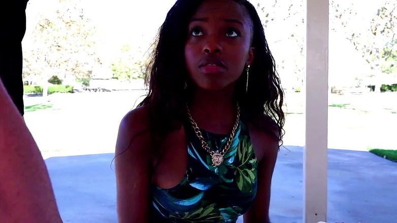 Old PIGS XXX: Jonge prachtige zwarte meid opgepikt door een blank oud varken