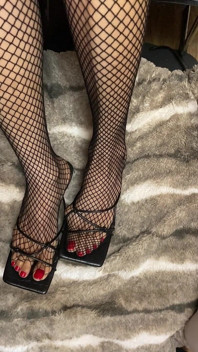 Visnet in schoenen met open teen met rode nagellak