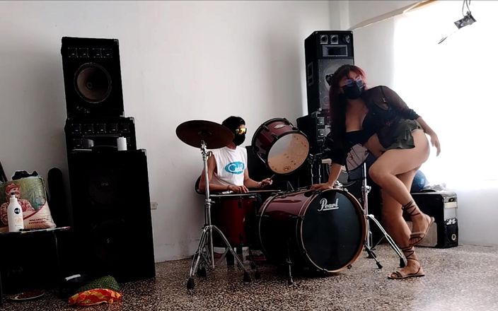 Goky: Hij bespeelt de drums voor haar - ze danst, stript en...