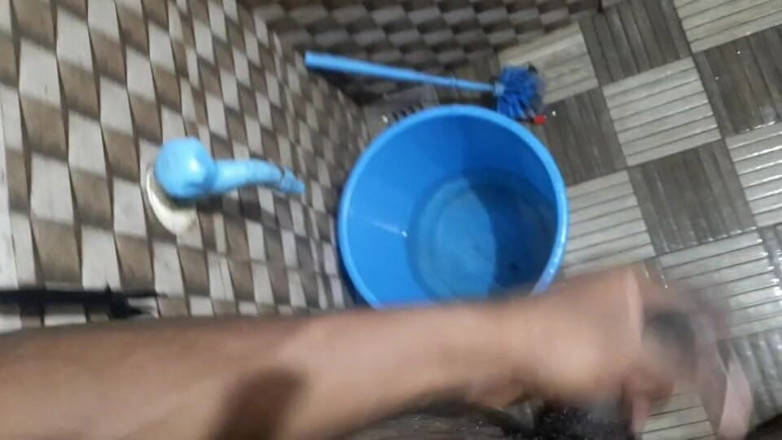 Wheyincognito: Chico se pone cachondo en el baño
