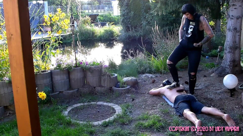 Domina Lady Vampira - SM Studio Femdom Empire: Si la fille tatouée d'à côté ... 1/3