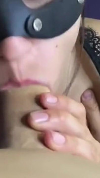 Miluje horké sperma, které jí dostává do pusy