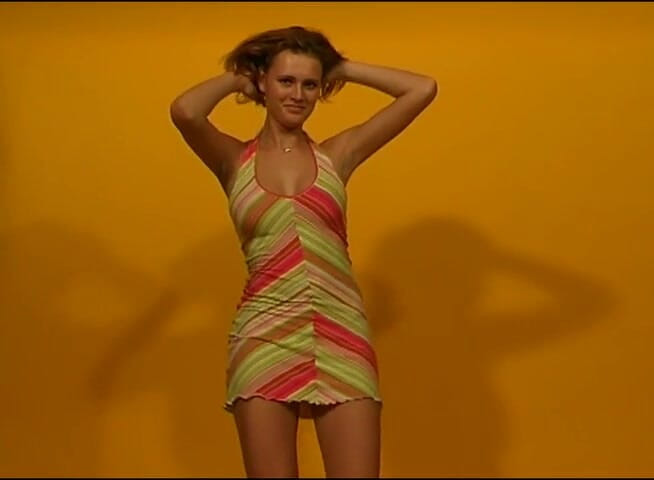 Flash Model Amateurs: बड़े स्तनों वाली सुंदरी अपने अविश्वसनीय रूप से हॉट शरीर को दिखाती है