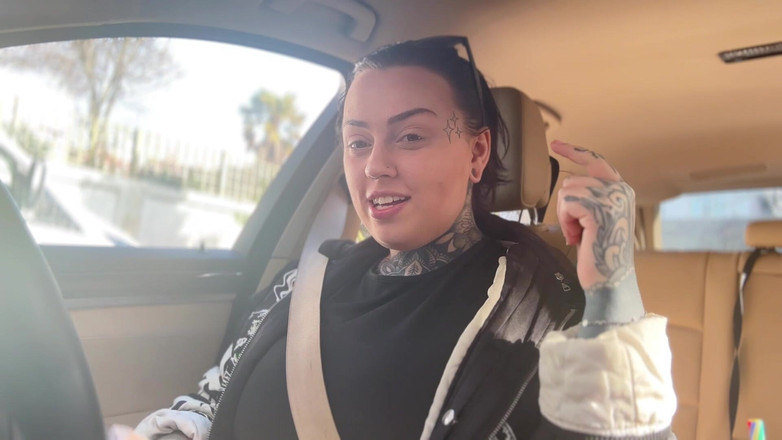 Miss Valentina: Fetiș ciudat cu centuri de centuri