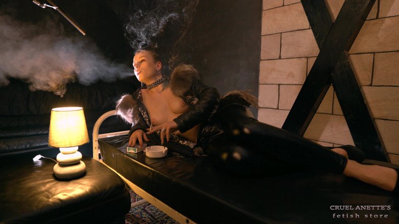 Cruel Anettes fetish world: Rauchen im chilligen zimmer