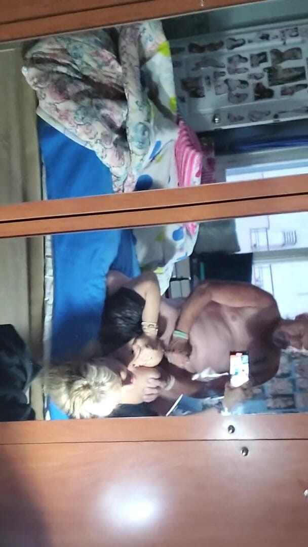 Lujuriosos: I give him a handjob and he massages my big...