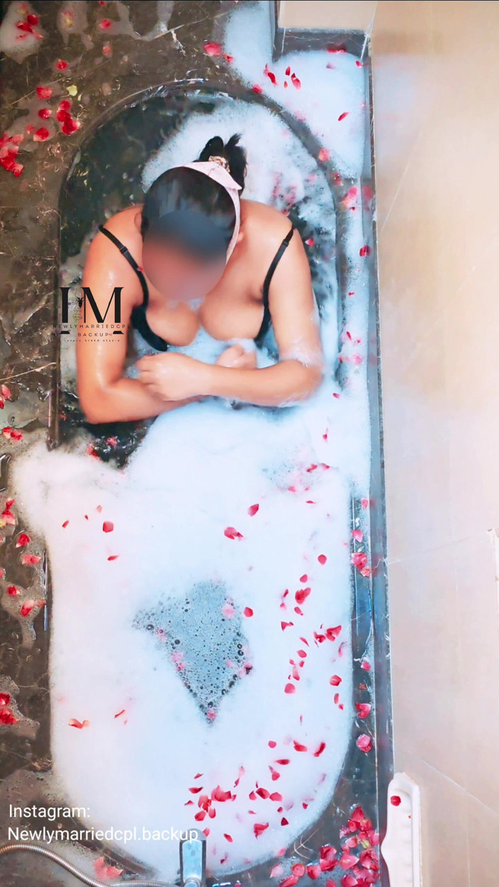 Newlymarriedcouple0: Ateşli evli kadın küvette yabancıyla
