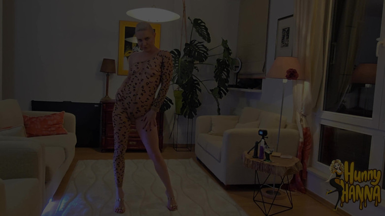 Flexble Hanna: Дика кішка мастурбує чорним ділдо і писяє в скло