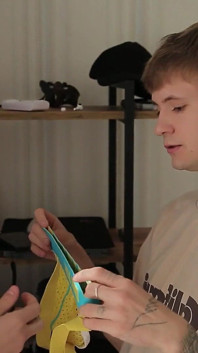 Sweet Twink seduz duas alunas peitudas para sexo parte 1