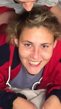 Roomservice! het meisje dat de kamers schoon maakt, wordt verleid door een gast en komt op z'n borst.