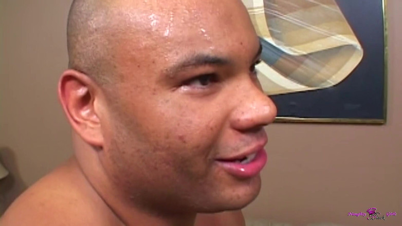 Naughty Black Girls: 一个读头少女被随机搭讪，在大黑屌周围展示她的鸡巴骑乘技巧。