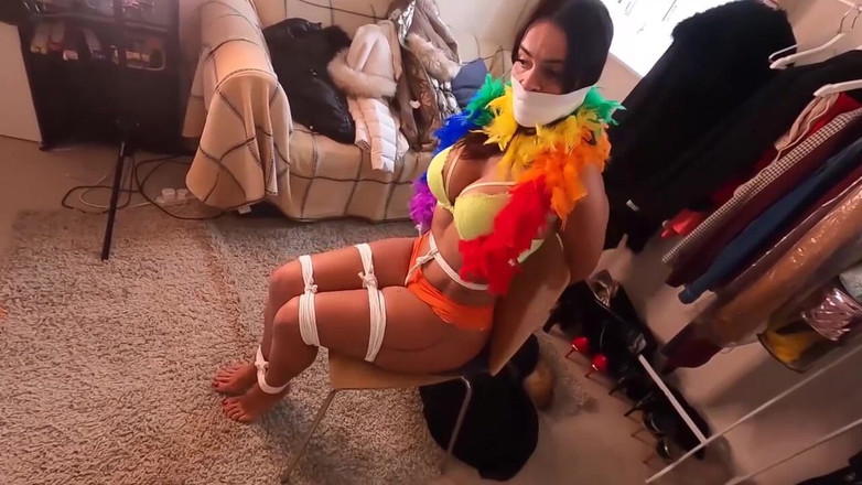 Latina Fetish: Latina legata stretta e imbavagliata da diversi gag! Mentre indossa...