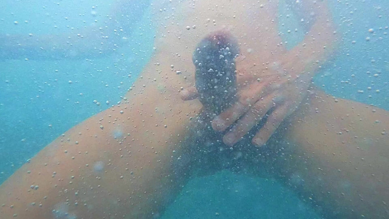 outdoor-fun: Szarpnij moją boner w bańkach spa w Slowmotion