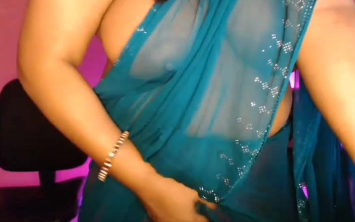 Hot desi girl: 穿着纱丽服的热德西胸部表演。