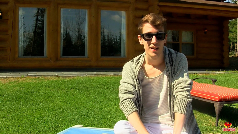 Phoenixxx: Cewek seksi sasha lagi asik nikmatin pemandangan