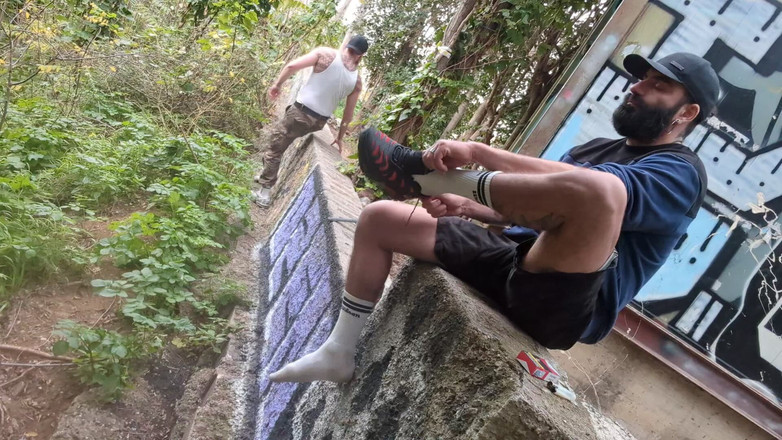 The Bearded Master: Popielniczka, sikanie i stopy. Brodaty mistrz używa fellball