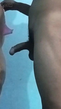 Aku lagi asik nikmatin diskonku sama kontol besar ini
