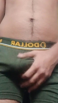 Homem bonito masturbando vestido de calcinha