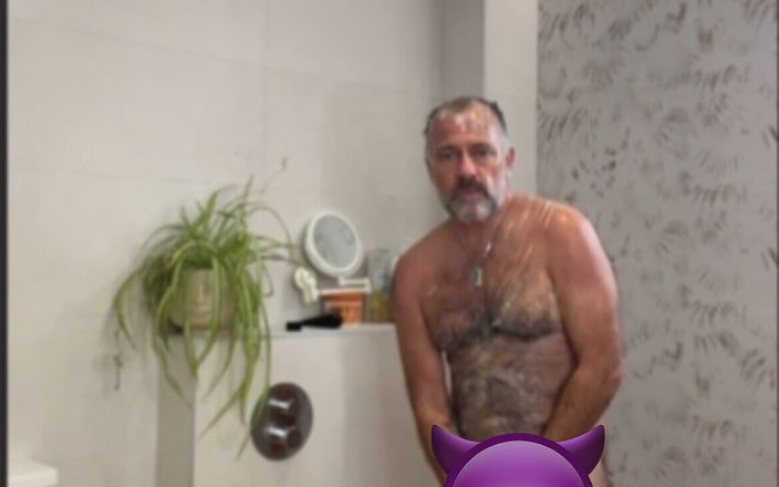 Daddy bear vlc: Papa sous la douche. Je me vide les couilles pour...