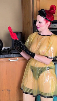 Menajera de latex se masturbează în secret în timp ce lucrează