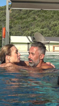Dietro le quinte di tutta la MILF naturale julia north sott'acqua morbida in piscina