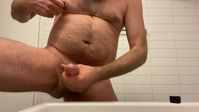 Beardedcummer: Ursuleț păros masează prostata, ejaculează și mănâncă lapte