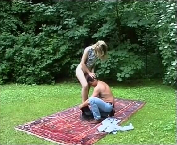 Deutsche Frauen: Almanya'dan amatör çift açık havada sikişiyor