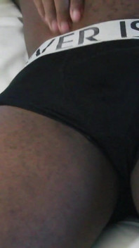Armăsar negru care își expune lenjeria intimă și se, devine tare și arată fundul muscular și mare și neagră