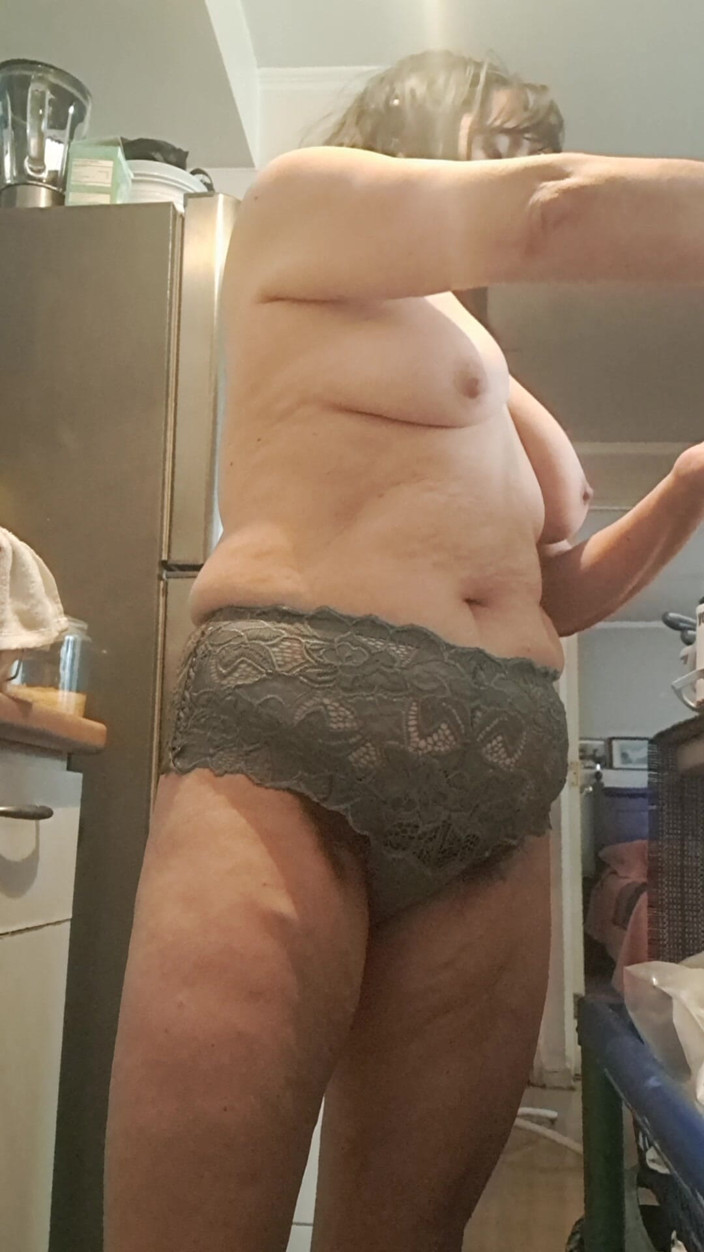 Mommy big hairy pussy: Olgun üvey anne şortlarını çalıştırıyor
