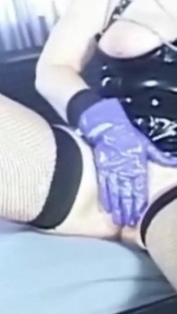 Schau zu, wie diese französische domina mit ihrer muschi in Latex spielt