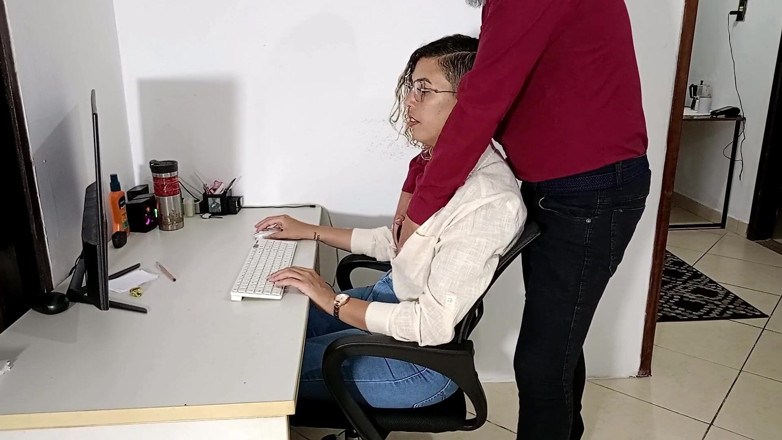 Gabi SweetCouplesStories: Rencontre avec le patron le premier jour de travail.