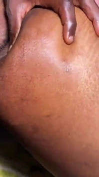 Je corrige l’éjaculation anale pour la femme de mon propriétaire puis je lui éjacule dans le trou du cul