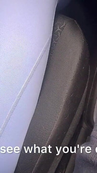爱人用脚踩着车踏板玩