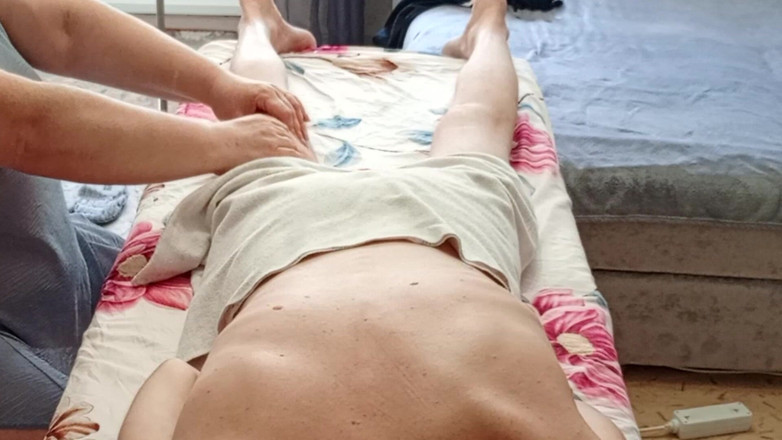 Zona901: Namorada faz uma massagem corporal e masturba um pau com óleo