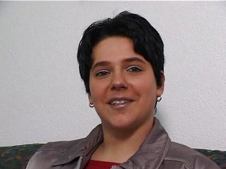 Lucky Wankerz: Baculatá chlupatá brunetka si na castingu tře a prstí si...