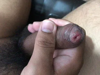 Cowok gay ini lagi asik ngentot kontol kecilnya sampai dicrot di dalam