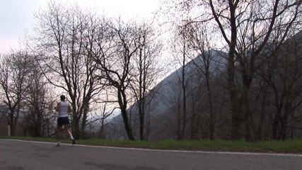 Milf in Love: La troia pazza succhia il cazzo nel bosco