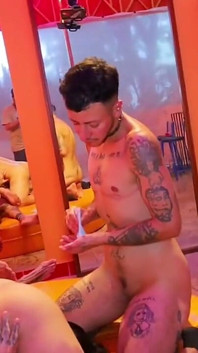 Eu chupei o pau da travesti na Suruba e fodi sua bunda