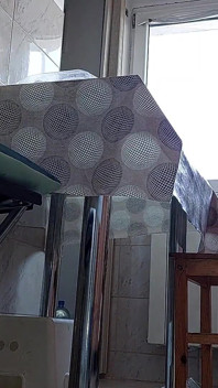 Pepek si rambut coklat berbulu, tetek besar, wanita berbulu sensual di dapur. Ibu seksi, pepek berbulu, pantat besar