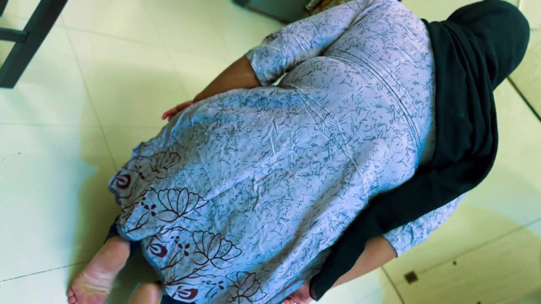 Aria Mia: Egyptská sexy bbw služka uvízlá pod postelí a já masturbuji...